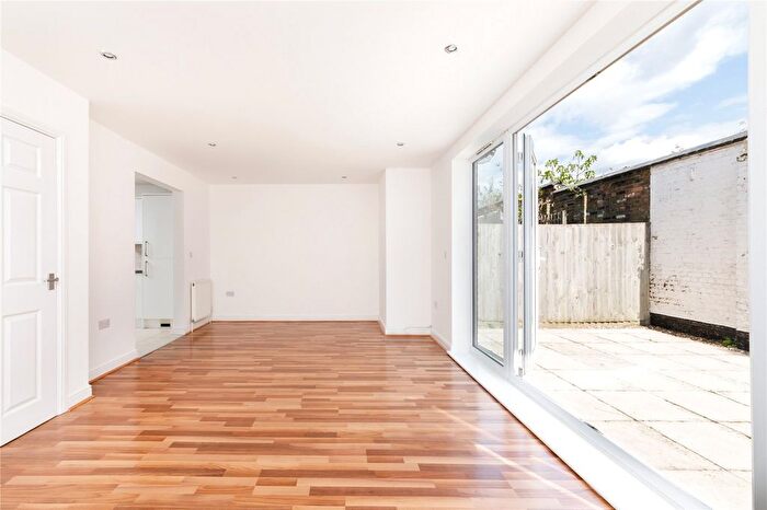 4 Bedroom Mews To Rent In Clifden Mews, London, E5