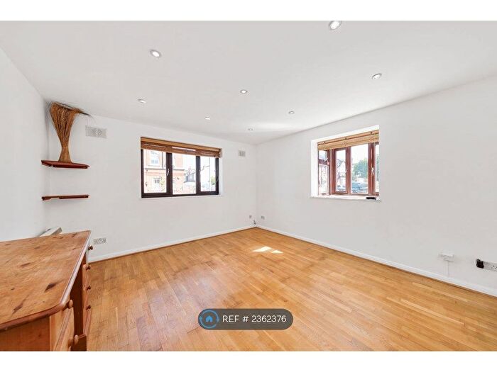 2 Bedroom Flat To Rent In Bond Road, Surbiton, KT6