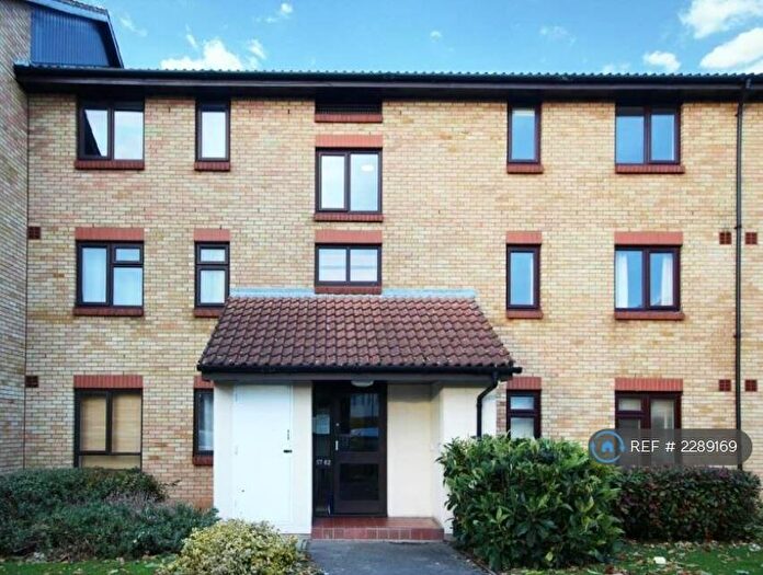 2 Bedroom Flat To Rent In King Arthur Court, Cheshunt, Waltham Cross, EN8