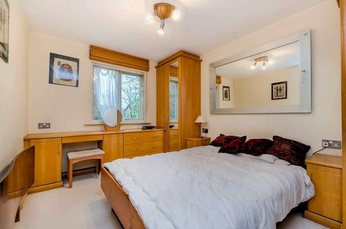 2 Bedroom Flat To Rent In Greenway Close, Friern Barnet, London, N11