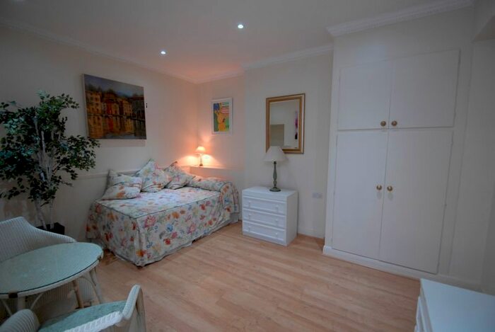 Studio To Rent In Craven Hill Gardens, Bayswater, London, W2