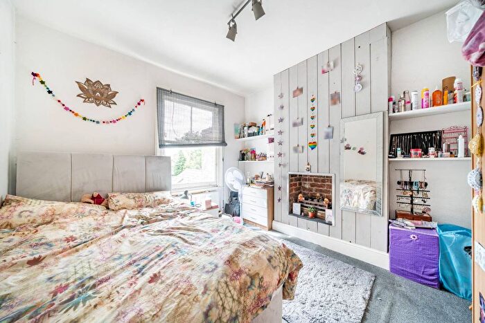 2 Bedroom Flat To Rent In Mill Hill Road, South Acton, London, W3