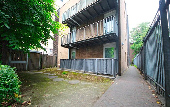2 Bedroom Flat For Sale In Romford Road, Forest Gate, E7