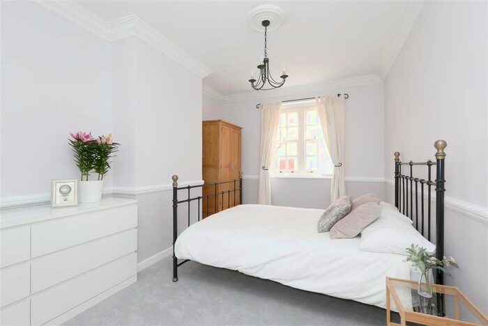 3 Bedroom Flat To Rent In Cureton Street, London, SW1P