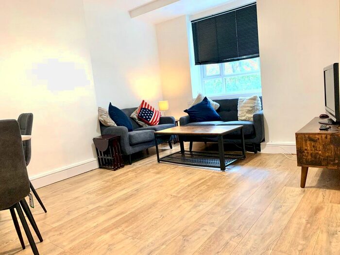 3 Bedroom Flat To Rent In Mackenzie Close, London, W12