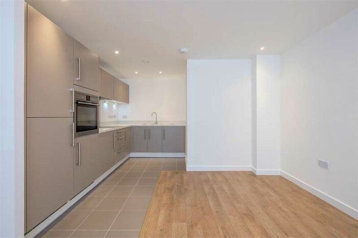 2 Bedroom Apartment To Rent In Kingfisher Heights, Waterside Way, London N17