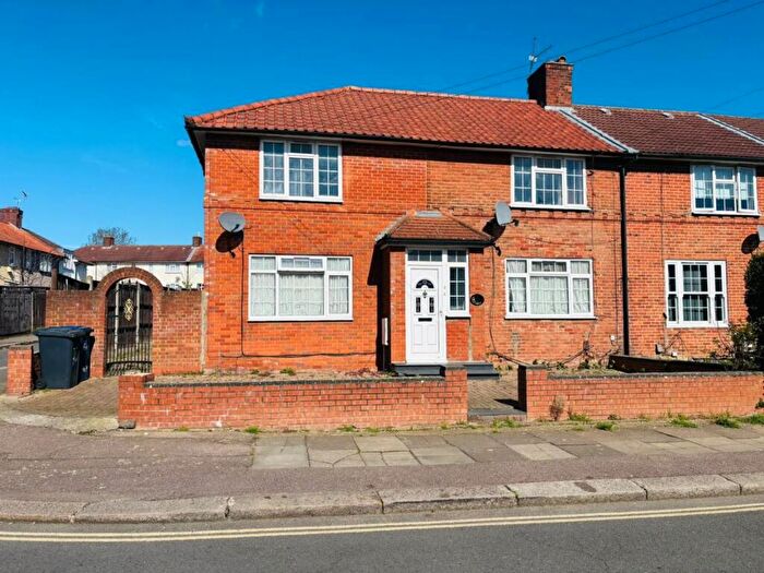 4 Bedroom Semi Detached House For Sale In Abbots Road, Edgware, HA8