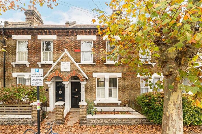 2 Bedroom Property To Rent In Brassey Square, London, SW11