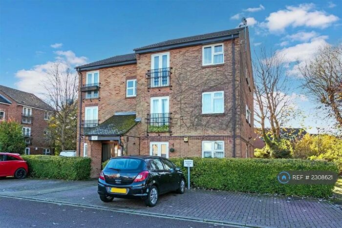2 Bedroom Flat To Rent In Boveney Close, Slough, SL1