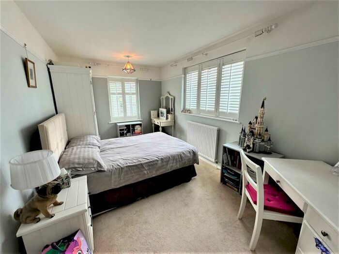 3 Bedroom Detached House For Sale In Sutherland Avenue, Petts Wood