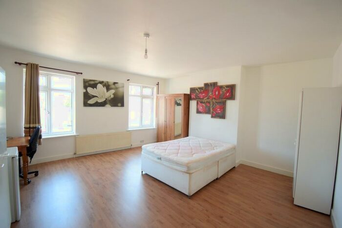 3 Bedroom Flat To Rent In Forest Road, London, E17