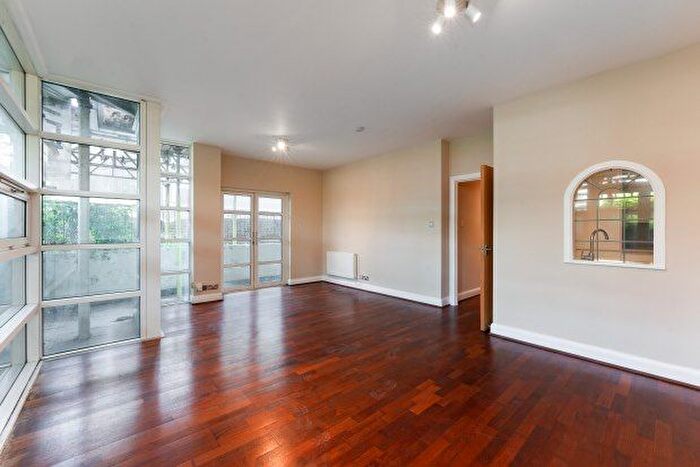 2 Bedroom Flat To Rent In Kew Bridge Road Aitman Drive, Brentford, TW8