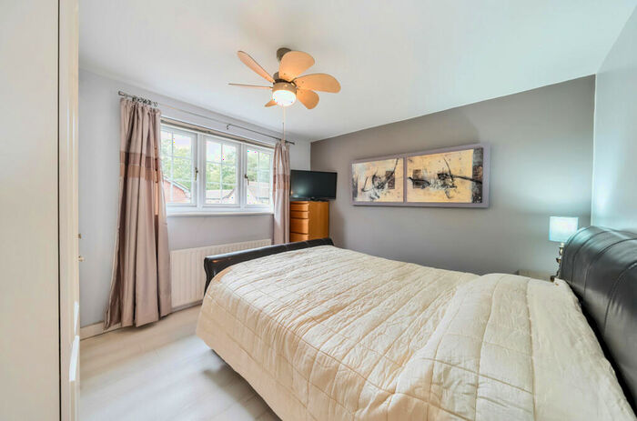 5 Bedroom Detached House For Sale In Fleet Road, Farnborough, Hampshire, GU14