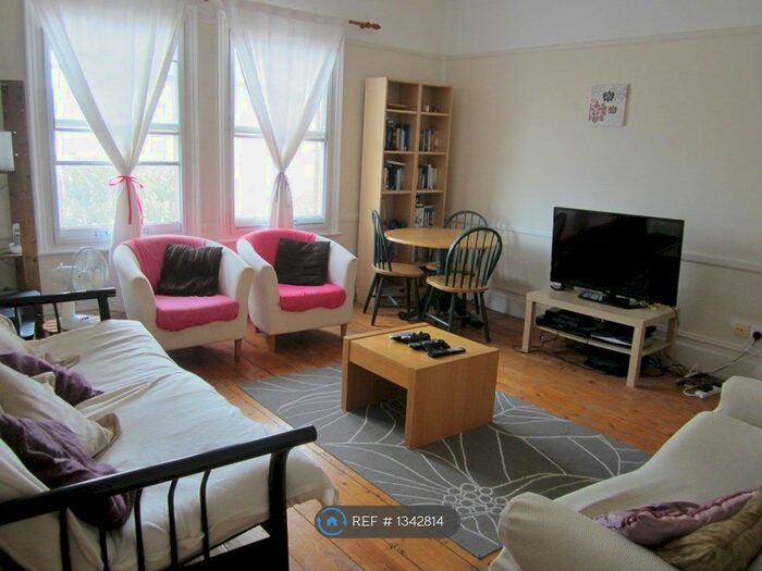 3 Bedroom Flat To Rent In Sheengate Mansions, London, SW14
