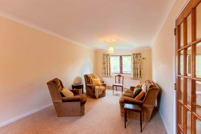 2 Bedroom Flat To Rent In Belhaven Place, Edinburgh, EH10