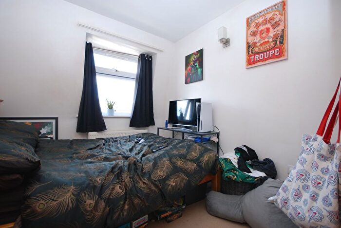 3 Bedroom Flat To Rent In Farnan Road, Streatham Common, SW16