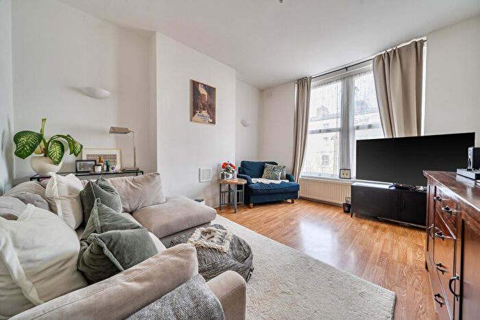 2 Bedroom Flat For Sale In Miranda Road, Highgate, London, N19