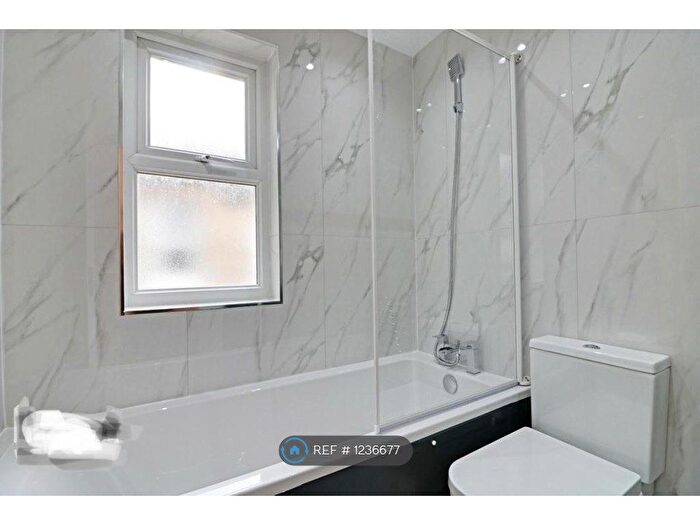 3 Bedroom Flat To Rent In Kensal Green, London, NW10