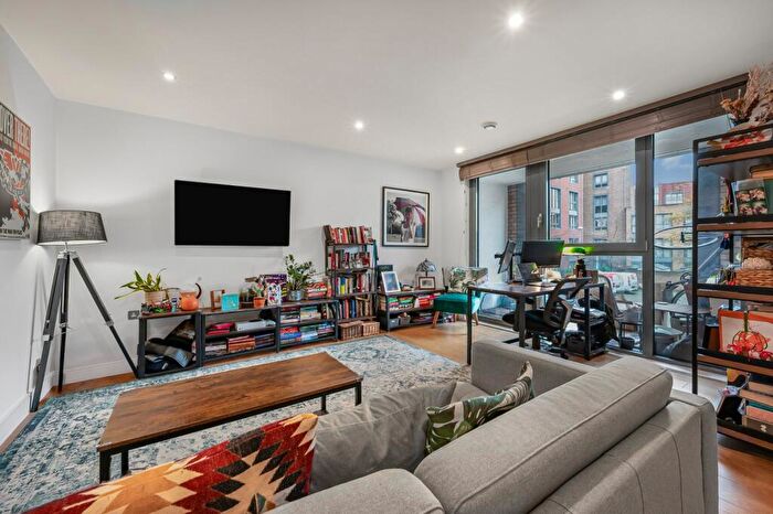 2 Bedroom Flat To Rent In Chamberlain Court, Silwood Street, SE16