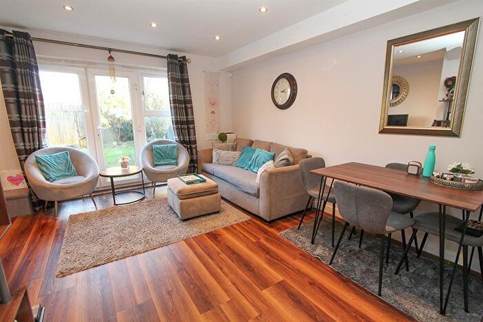 3 Bedroom End Of Terrace House To Rent In Hanno Close, Wallington, SM6