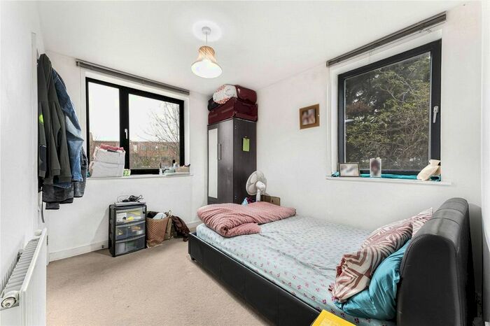 2 Bedroom Flat For Sale In Gateway Court, Parham Drive, Gants Hill, IG2