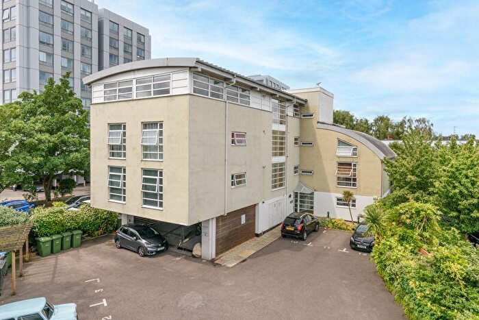 1 Bedroom Flat For Sale In Bridge Street, Walton-On-Thames, KT12