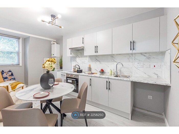 3 Bedroom Flat To Rent In Tollington Park, Finsbury Park - London, N4