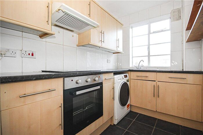 3 Bedroom Flat To Rent In Streatham High Road, London, SW16