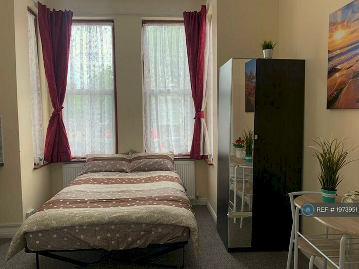 Studio To Rent In Belmont Road, London, N15