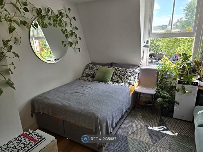 Studio To Rent In Uxbridge Road, London, W12