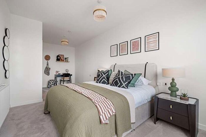 2 Bedroom Flat For Sale In Ilderton Road, London, SE15