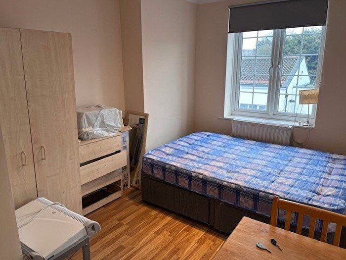 Studio To Rent In Vivian Avenue, London, NW4