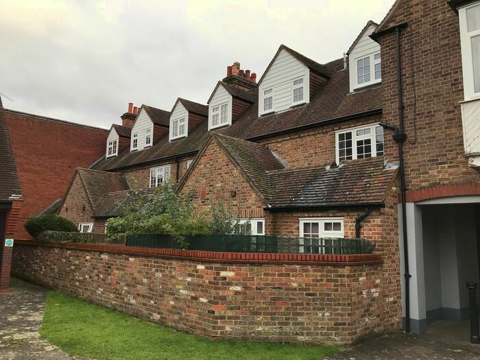 1 Bedroom Flat To Rent In High Street, Bagshot, GU19