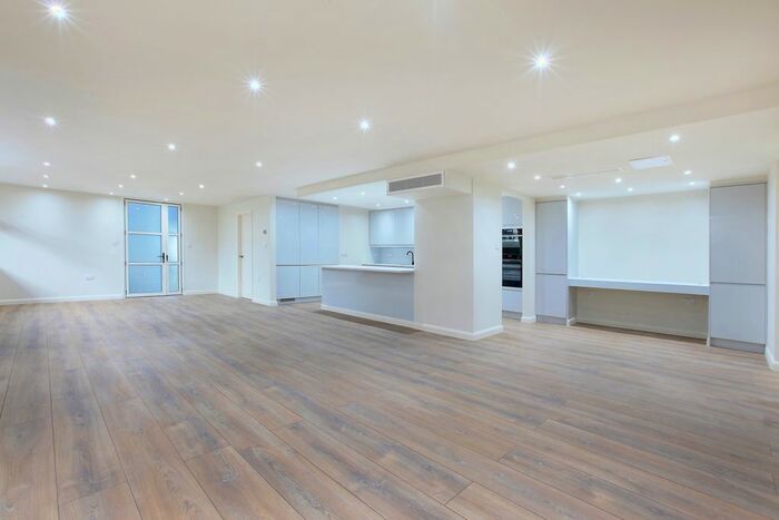 3 Bedroom Flat To Rent In Bishops Wharf House, Parkgate Road, London, SW11