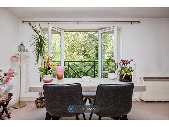 2 Bedroom Flat To Rent In Faraday Road, Guildford, GU1