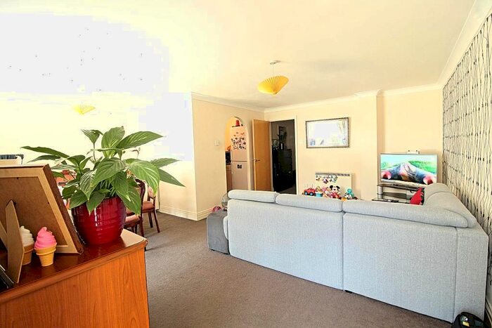 2 Bedroom Flat To Rent In Woodside Lane, London, N12