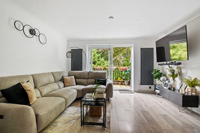 1 Bedroom Flat For Sale In Steeplands, Bushey, WD23