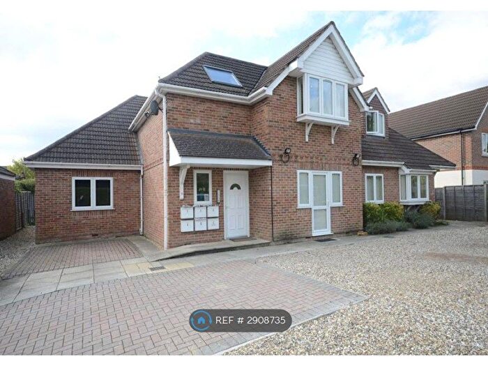2 Bedroom Flat To Rent In Saffron Close, Reading, RG6