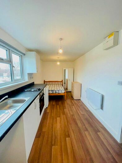 Studio To Rent In Woodville Gardens, London, NW11