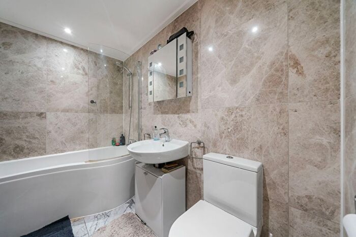 2 Bedroom Flat To Rent In City Road, City Approach, EC1V