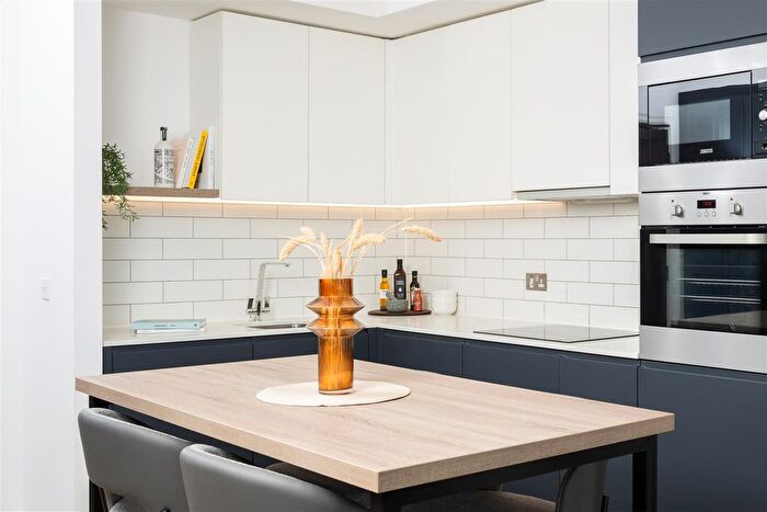 3 Bedroom Flat For Sale In Circle Square, Nobel Way, Manchester, M1