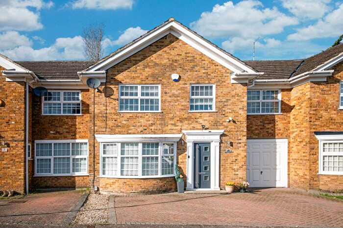 4 Bedroom Link Detached House For Sale In Cavendish Crescent, Elstree, WD6