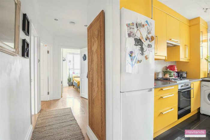 2 Bedroom Flat For Sale In Seymour Court, Winchmore Hill, N21