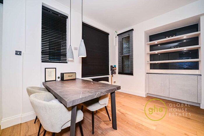 2 Bedroom Flat To Rent In Hammersmith Bridge Road, Hammersmith, London, W6