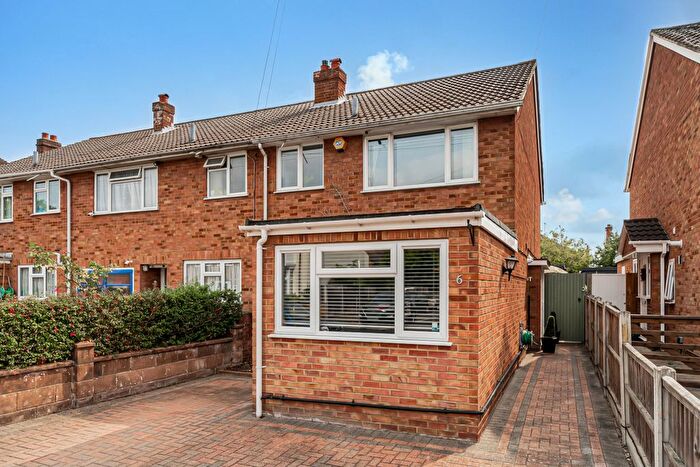 4 Bedroom Semi-Detached House For Sale In Dudley Road, Ashford, TW15