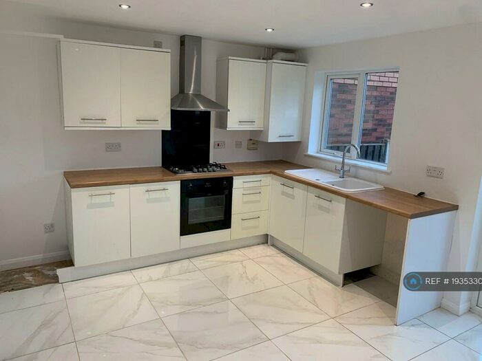 3 Bedroom Semi-Detached House To Rent In Harvest Close, Doncaster, DN4