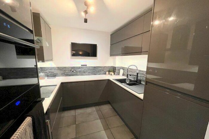 2 Bedroom Flat To Rent In Serif Close, Nottingham, NG5