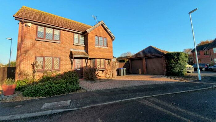 3 Bedroom Detached House To Rent In Leeds Close, Worthing, BN13