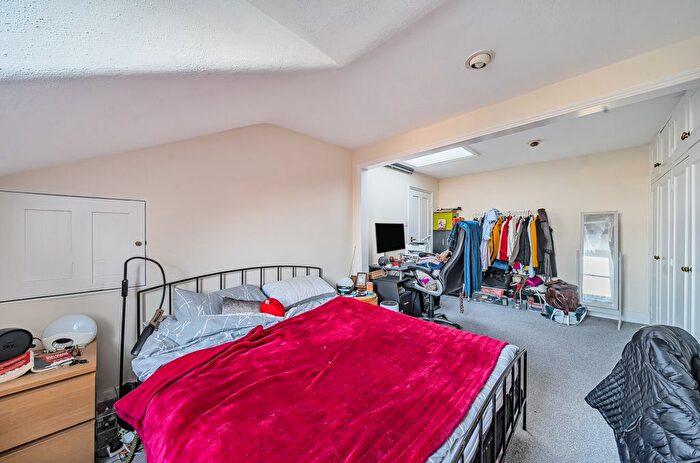2 Bedroom Flat For Sale In Geraldine Road, London, SW18