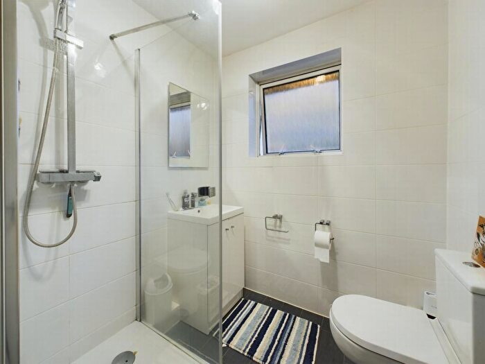 2 Bedroom Flat For Sale In Queens Court, Haywards Heath, RH16